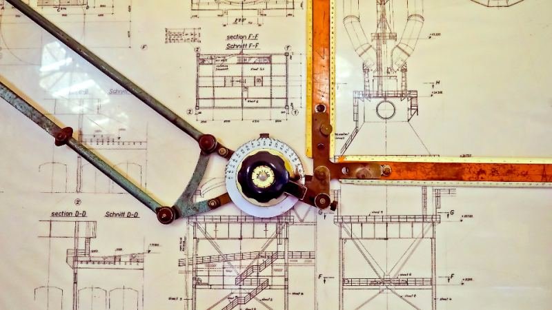 Ölçü çizgileri olan bir teknik çizim ve üzerinde pergel